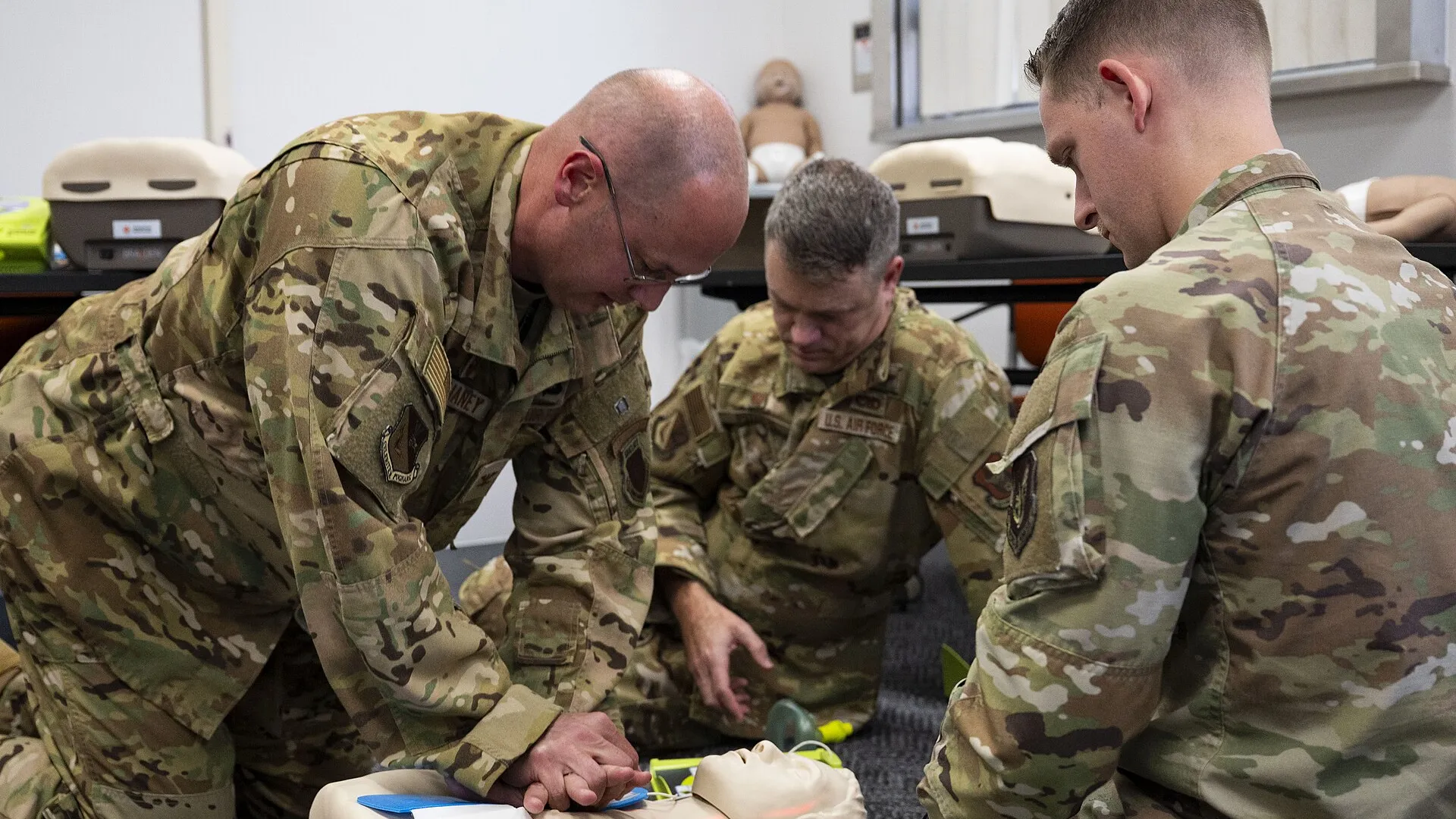 Diagram showing how an AED automated external defibrillator analyzes heart rhythm